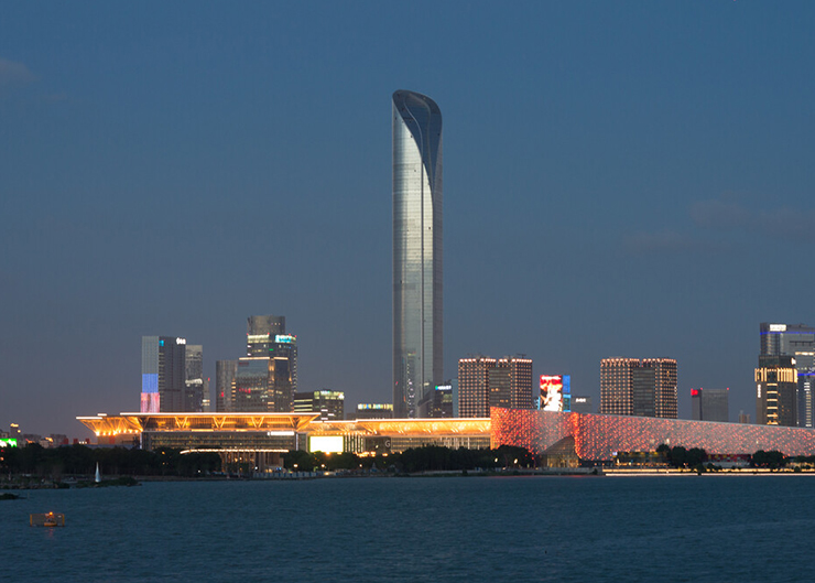 蘇州國金中心，頂升力4×400T，樓高450米